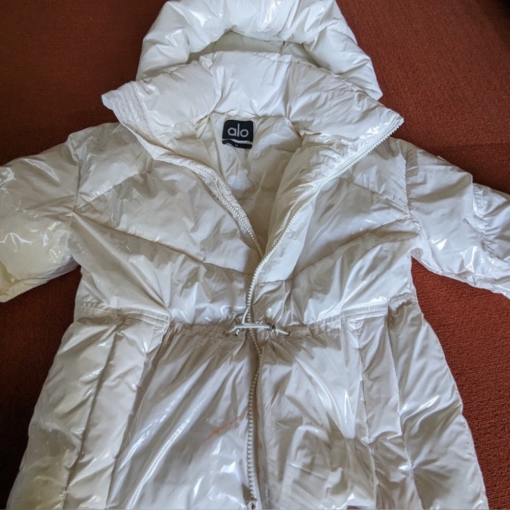 ALO "Stunner" Cream Puffer